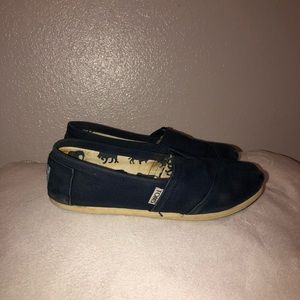 NAVY BLUE TOMS